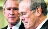 Donald Rumsfeld hættir sem varnarmálaráðherra