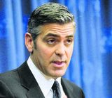 Leikarinn George Clooney segir að nauðsynlegt sé að sendir séu fleiri...