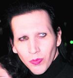 Marilyn Manson með súrefniskút á sviðinu