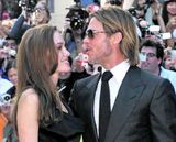 Jolie og Pitt gefa 40 milljónir