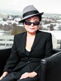 Yoko Ono vill heyra sögur kvenna