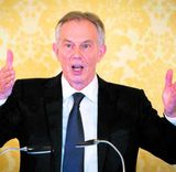 Sótt að Tony Blair úr báðum áttum
