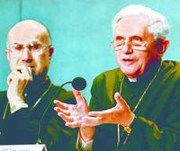 Joseph Ratzinger kardinli (t.h.) kynnir 36 sna yfirlsingu sna samt Tarcisio Bertone erkibiskupi  blaamannafundi  Pfagari.