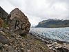 Búið er að sprauta orðið rock á fjögurra metra háan stein við Svínafellsjökul.