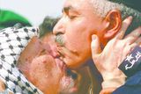 Arafat fagnað sem hetju við heimkomuna