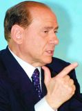 Hallar undan fæti fyrir Berlusconi