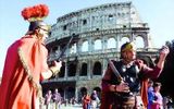 Vígalegir skylmingaþrælar við Colosseum