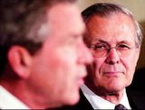 Bush hrósar Rumsfeld