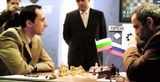 Kasparov sigrar í Linares og er hættur sem atvinnuskákmaður