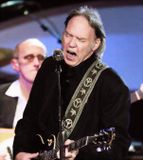 Neil Young á batavegi eftir heilaskurð