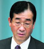 Sjálfsvíg skekur ríkisstjórn Japans