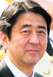 Abe stokkar upp í Japan