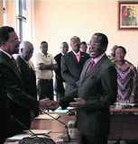 Flokkur Mugabes blæs til sóknar til að halda völdunum