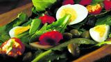 Salat með kavíar, eggjum og ólífum