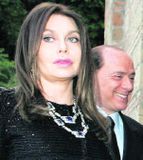 Hyggst skilja við Berlusconi