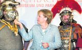 Merkel með rómverskum hermönnum
