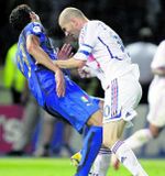 Zidane sendur út af í úrslitaleiknum eftir að hafa skallað Materazzi