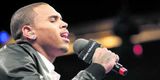 Chris Brown brotnar niður á tónleikum