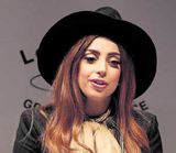 Lady Gaga með liðverki