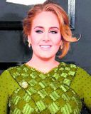 Adele snýr aftur á Twitter eftir árs fjarveru