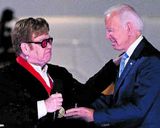 Elton John heiðraður af Joe Biden