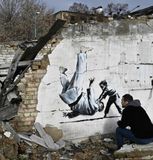Banksy skapar myndverk í Úkraínu