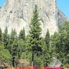 Yosemite Valley Bíllinn góði var smár í samanburði við fjöllin.